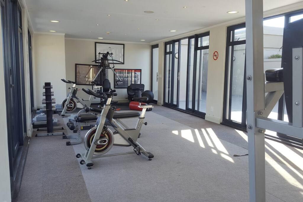 Four Seasons 818- Spacious Cbd Studio - Onsite Parking, Gym & Rooftop Pool Cidade Do Cabo Exterior foto